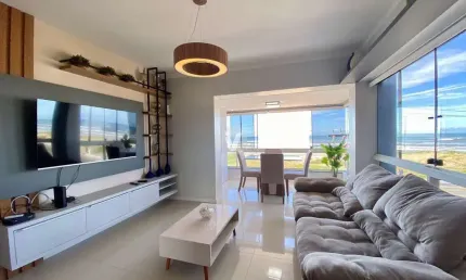Apartamento 100% mobiliado com 2 dormitórios, frente mar no centro de capão da c