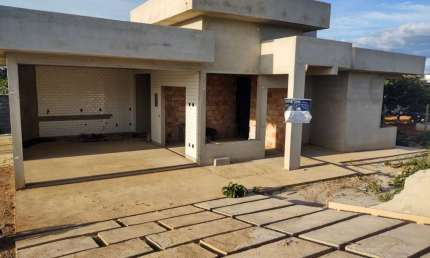 Casa linear com piscina no condomínio estância do cipó