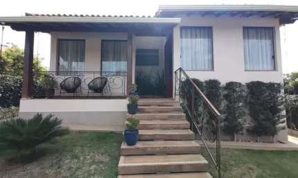 Casa linear em condomínio com excelente localização
