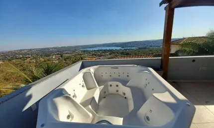 Casa em condomínio com excelente localização e vista privilegiada da cidade e da lagoa central;
