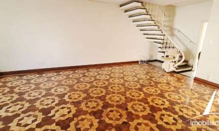 Vendo Ampla Casa com 240m², 3 Quartos e Closet, Próxima ao Ipiranga