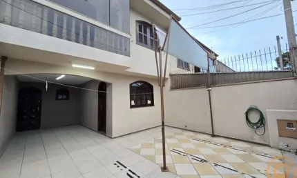 Sobrado com 3 quartos  para alugar, 118.60 m2 por R$3350.00  - Xaxim - Curitiba/PR