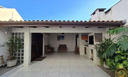 Casa Residencial com 2 quartos  para alugar, 150.00 m2 por R$2800.00  - Xaxim - Curitiba/PR