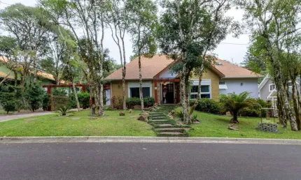 Casa para Venda no bairro Centro em Gramado, 4 quartos sendo 2 suítes, 2 vagas, 325 m² de área total, 325 m² privativos,
