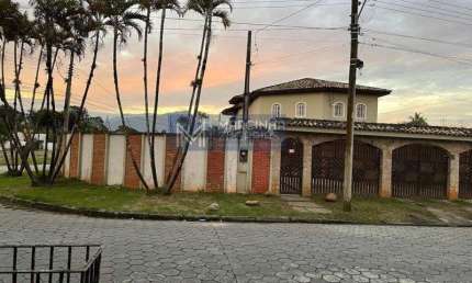 Casa Ampla com piscina e 6 dormitórios para Venda ou Locação em Caraguatatuba/SP.