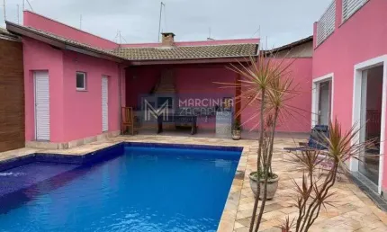 Lindo sobrado com piscina pertinho da praia com 4 suítes a venda no Jardim Britânia, Caraguatatuba/SP.