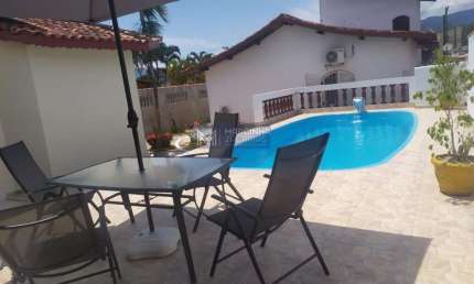 Linda casa com piscina no Jardim Porto Novo - Caraguatatuba/SP