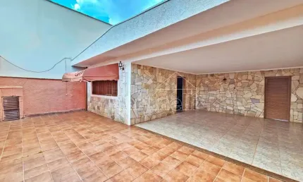 Casa térrea à venda no Bairro Parque Bandeirantes, próximo à Avenida 13 de Maio - Ribeirão Preto/SP.