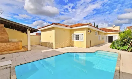 Casa térrea de 260m² de área construida à venda, próximo à City Pão - Ribeirão Preto/SP.