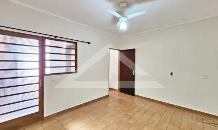 Casa térrea à venda no Bairro Vila Tibério, próximo a Avenida do Café - Ribeirão Preto/SP.