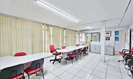 Sala comercial de 100m² de área construída para locação, próximo a Avenida Paschoal Innecchi - Bairro Jardim Independência, Ribeirão Preto/SP.