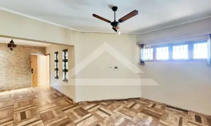 Casa térrea de 178m² de área construída à venda, próximo ao Educandário - Ribeirão Preto/SP.