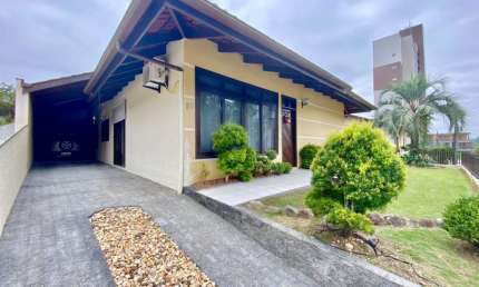 Casa com 3 dormitórios à venda no bairro Capitais em Timbó/SC