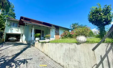 Casa com 3 dormitórios à venda no bairro Centro em Timbó/SC