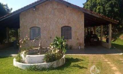 CHÁCARA Á VENDA NO SANTA MARTHA EM VÁRZEA PAULISTA, 5.846 m² A/T e 310 m² de A/C, murada, gramada, casa sede com 03 dormitórios, casa de caseiro.
