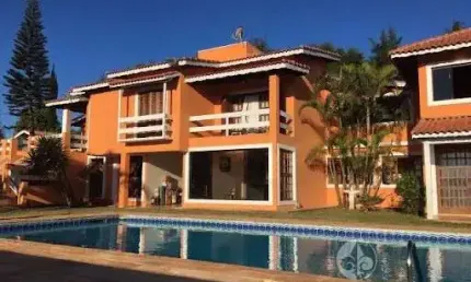 CHÁCARA DE ALTO PADRÃO À VENDA NO CONDOMÍNIO PORTA DO SOL EM MAIRINQUE - A/C 1200 m² TE 4.800 m², totalmente plana A casa  06 dormitórios, lazer.