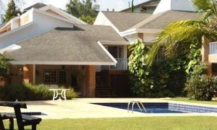 CASA DE ALTO PADRÃO À VENDA NO CONDOMÍNIO PORTAL DA TERRA NOVA EM JUNDIAÍ A/C 1000 m², TE 5.000 m², belíssima e confortável casa, toda mobiliada, em condomínio fechado, ao pé da Serra do Japi. Lazer t
