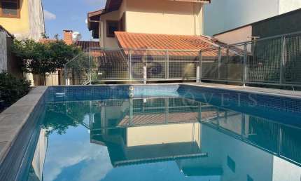 BELÍSSIMA E CONFORTÁVEL CASA À VENDA NO JD. SANTA ADELAIDE EM JUNDIAÍ - A/C 241 m², Piscina, excelente quintal arborizado, localização privilegiada.