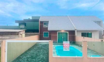 Casa à venda com piscina a poucos metros da praia, em Pontal do paraná!