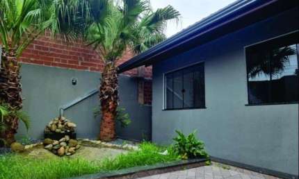 Linda casa à venda com churrasqueira no bairro Francisco Gorski!