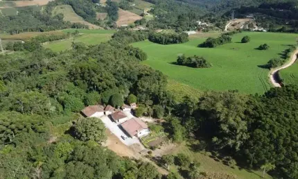 Chácara com 129.000m², água mineral e natureza em Bateias!