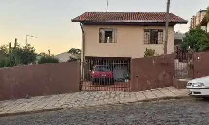 Casa com Amplo Terreno de esquina e Potencial Comercial Campo Largo!