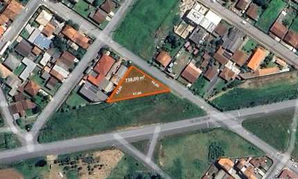 Oportunidade: Terreno Triangular de 738m² com Zoneamento Versátil.