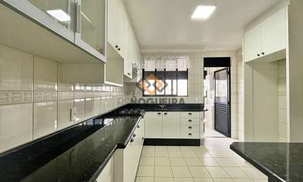 Amplo apartamento no Estreito com 03 dormitórios + dependência!