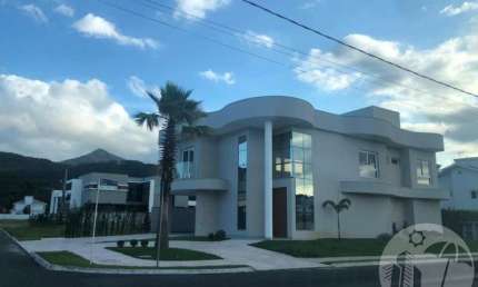 Linda casa no CALEDÔNIA em Camboriú com 3 Suítes de Esquina