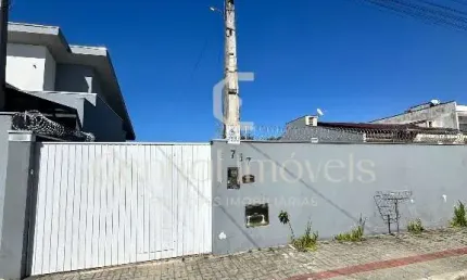 Casa com 2 quartos à venda no itacolomi, balneário piçarras  por r$ 690.000