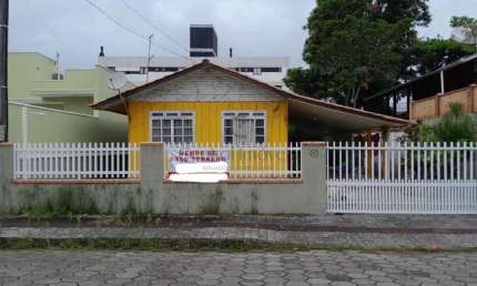 Casa à venda no Centro, Balneário Piçarras  por R$ 850.000