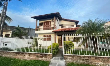Casa para Venda em Torres, Centro, 5 dormitórios, 2 suítes, 4 banheiros