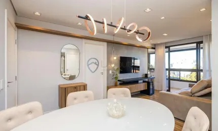 Apartamento mobiliado nas mercês – 2 quartos, 2 vagas e vista privilegiada