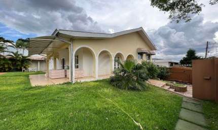 Casa Terrea no Jd. Bancarios | 320m2 de area construida | 02 suites | piscina