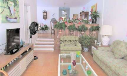 Apartamento a venda em Pitangueiras, na quadra da praia, 03 dormitórios, com sacada e garagem