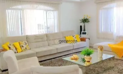 Casa a venda na praia da Enseada, 03 dormitórios, com piscina e espaço gourmet