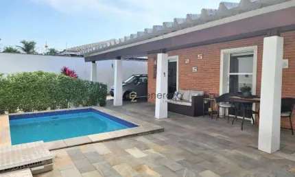 Casa para venda na praia da Enseada, região da Brunella, 03 dormitórios, 02 vagas, com lazer, 02 quadras da praia
