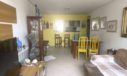 Apartamento para venda na praia de Pitangueiras, reformado, 02 dormitórios, a 01 quadra da praia