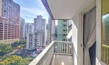 Apartamento a venda na praia das Pitangueiras, com 02 dormitórios, 01 vaga de garagem na quadra da praia.