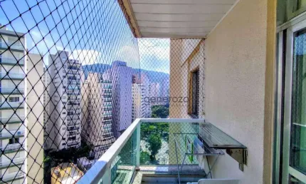 Apartamento á venda na praia das Pitangueiras, com 02 dormitórios, 01 vaga de garagem na quadra da praia.