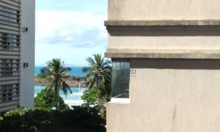 Apartamento á venda na praia das Pitangueiras, 03 dormitórios, na quadra da praia.