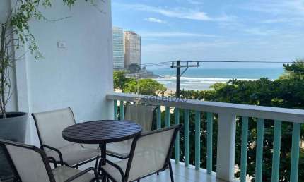 Apartamento á venda na praia das Pitangueiras, 03 dormitórios, 01 vaga de garagem, frente ao mar.