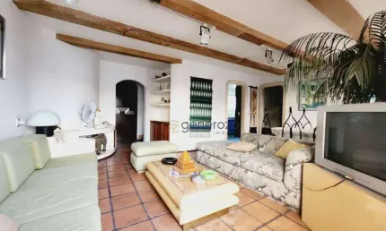 Apartamento a venda na praia das Pitangueiras, 03 dormitórios, com sacada e 01 vaga de garagem