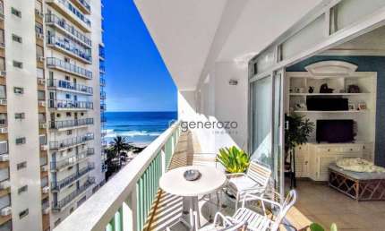 Apartamento á venda na praia das Pitangueiras, 03 dormitórios, 01 vaga de garagem, na quadra da praia.