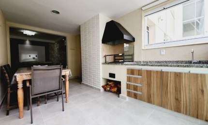Apartamento a venda na praia das Pitangueiras, 03 dormitórios, varanda gourmet, 02 vagas de garagem e lazer