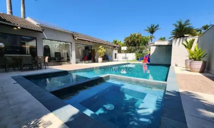 Casa  venda no condomínio Acapulco, 07 dormitórios, com lazer privativo, finamente decorada