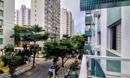 Apartamento a venda na praia das Pitangueiras, com 03 dormitórios, 01 vaga de garagem na quadra da praia.
