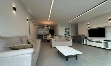 Apartamento a venda na praia da Enseada, 03 dormitórios, 02 vagas de garagem e lazer no prédio