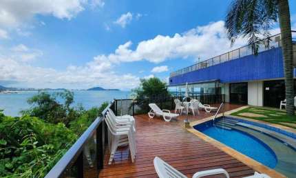 Apartamento a venda na praia das Astúrias, frente ao mar, 03 dormitórios, com 01 vaga e lazer completo