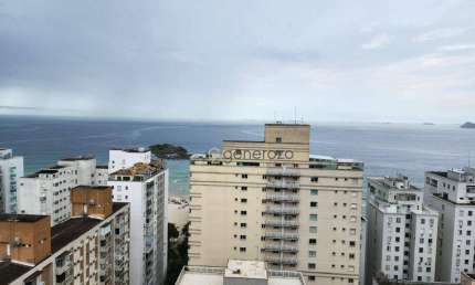 Apartamento a venda na praia das Pitangueiras, a 01 quadra da praia, com garagem e lazer no prédio